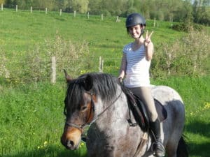 Cavaliere heureuse a cheval Touraine Cheval Cavaliere heureuse a cheval Touraine Cheval